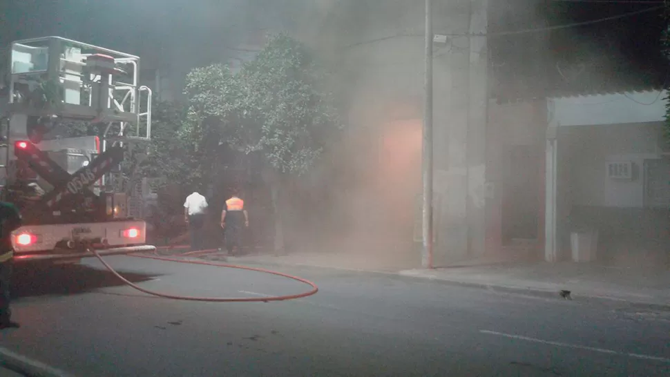 Video: se incendió parte de un centro de jubilados en el Barrio Sur