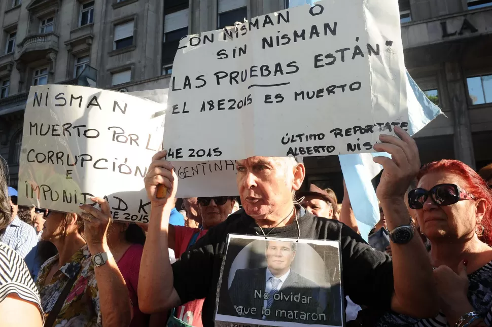RECLAMO POR JUSTICIA. Ciudadanos concurrieron al acto en Plaza de Mayo, para exigir que se dilucide qué pasó con el titular de la UFI-Amia. TÉLAM

