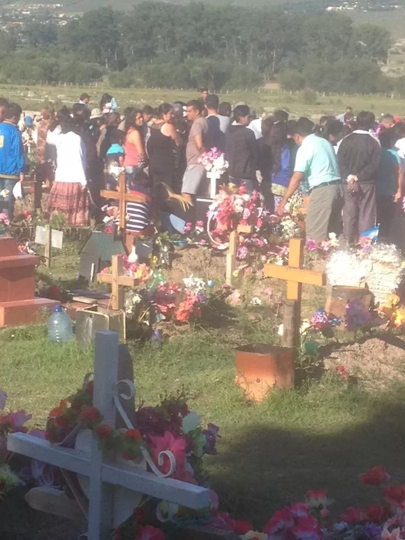 ENTIERRO. Decenas de personas se acercaron al cementerio a decirles adiós.  
