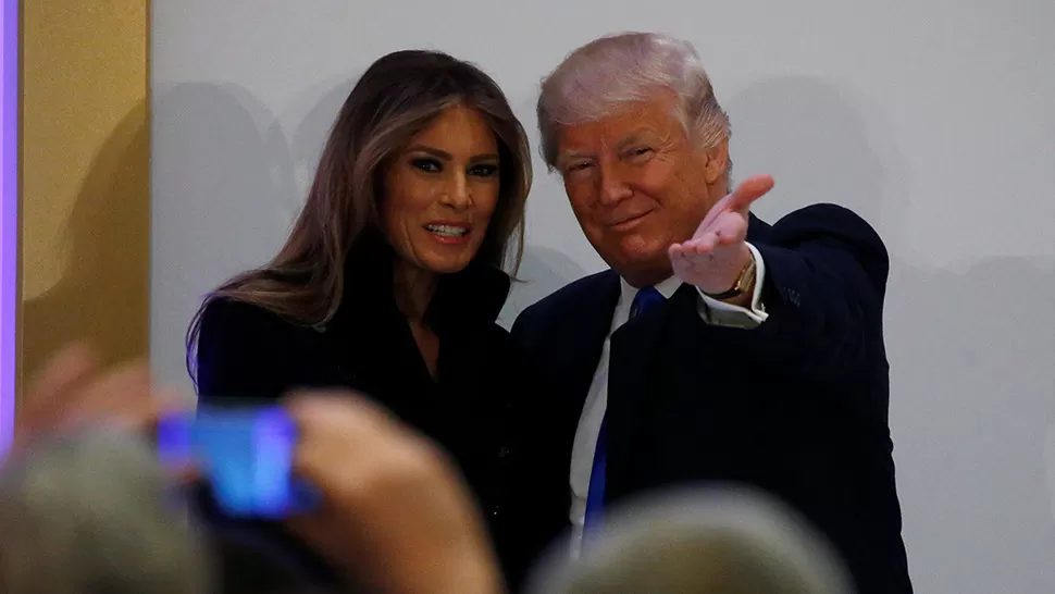 Trump y su esposa Melania. FOTO DE REUTERS.