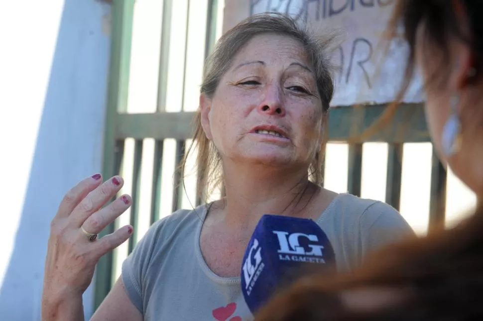 EN LA MORGUE DEL HOSPITAL. Silvia Juárez esperaba que le entregaran el cuerpo de su hijo asesinado. la gaceta / foto de Adrián Lugones