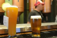 La cerveza tirada no tiene tantos procesos químicos ni conservantes como la embotellada