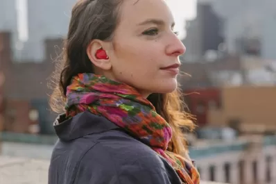 Pilot, el audífono inteligente que traduce conversaciones al instante