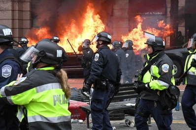 Video: Trump asumió en EEUU acosado por protestas