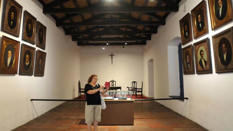 SALÓN DE LA JURA. Una mujer recorre la sala del museo; al fondo aparece el crucifijo. LA GACETA / ANALÍA JARAMILLO