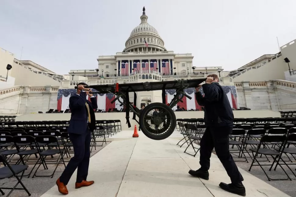 PREPARATIVOS. Dos trabajadores acomodan las gradas frente al Capitolio. Reuters