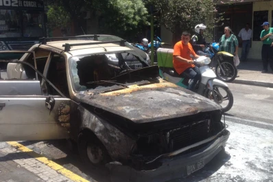 Un auto fue consumido por las llamas en Crisóstomo Álvarez al 700