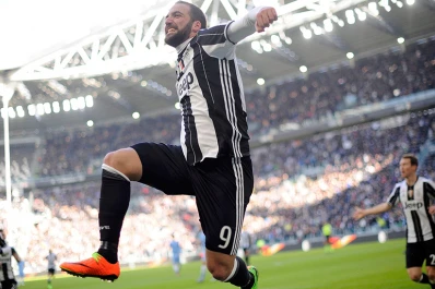 Higuaín y Dybala mantienen a Juventus en la cima del Calcio