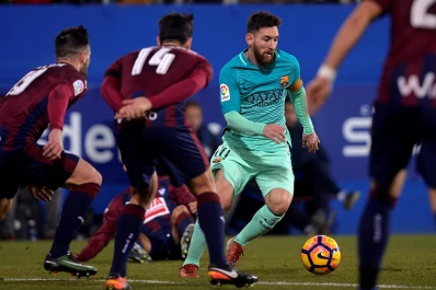 Barcelona cerró la fecha con una goleada y se mantiene a tiro de la cima
