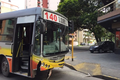 Un choque entre un colectivo y un auto dejó dos heridos