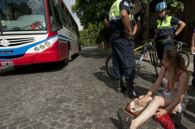 Una mujer embarazada fue arrastrada por el pavimento en un intento de asalto