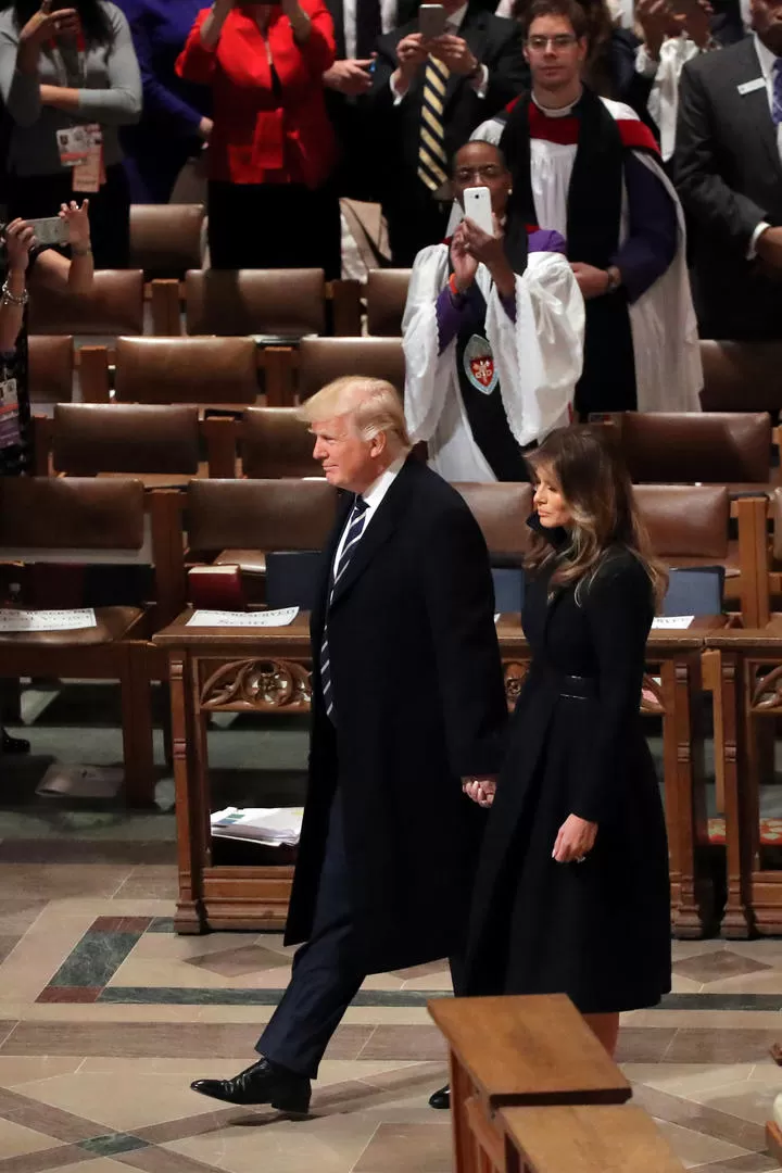PRIMERA JORNADA. Donald Trump y su esposa Melania, ayer, en una ceremonia en la Catedral de Washington. 