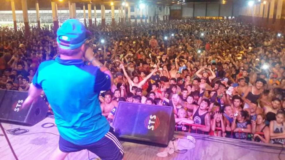 AYER Y HOY. En enero de 2016, El Pepo actuó ante una multitud en Ranchillos; esta noche será una de las estrellas en el club Central Córdoba. @SoyYoElPepo