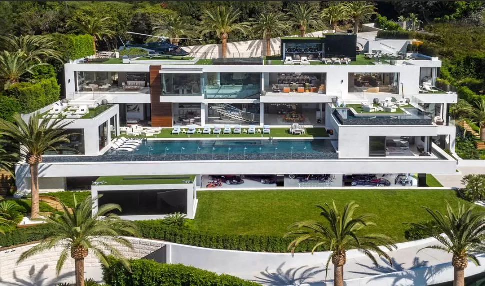 IMPRESIONANTE. La casa de Bel Air tiene 3.500 metros cuadrados a puro lujo y sofisticación que incluye una piscina climatizada de 26 metros.