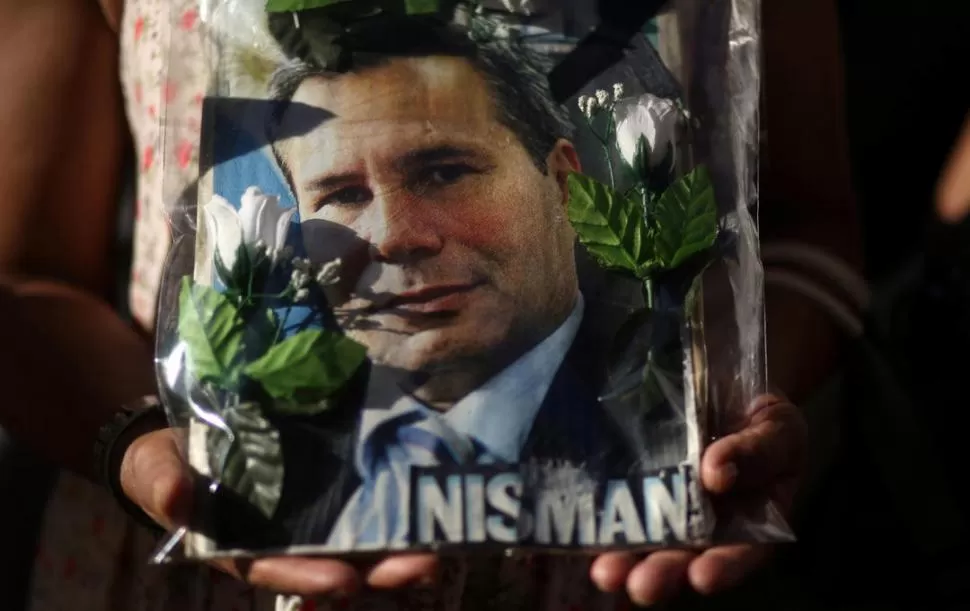 DOS AÑOS DE SU MUERTE. Un manifestante sostiene un cartel de Nisman en la última marcha en su memoria. Reuters