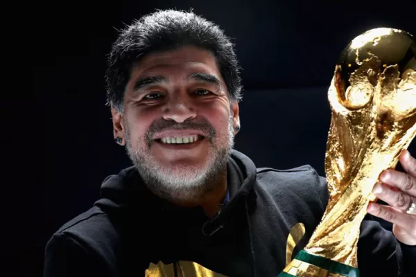 Maradona se reencontró con la Copa Mundial de la FIFA