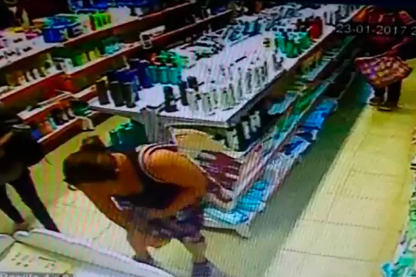 Filmaron a una mechera llevándose mercadería entre las piernas