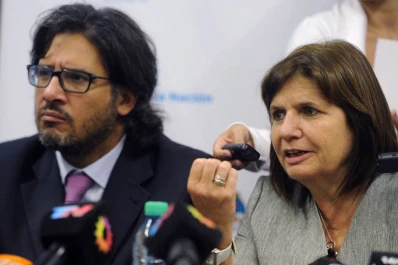 Afinan el DNU para limitar las migraciones