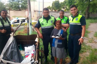 Cuatro policías le regalaron zapatillas a una mujer que vive en la calle
