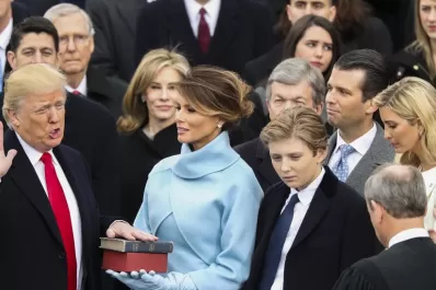 El incómodo momento entre Donald Trump y su esposa Melania durante la investidura