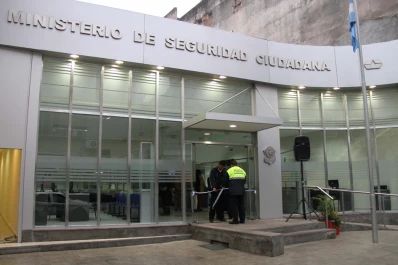 Robaron una cartera, intentaron huir y chocaron a un policía