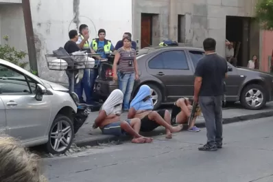 Persecución policial: cuatro hombres y una adolescente detenidos en la plazoleta Mitre