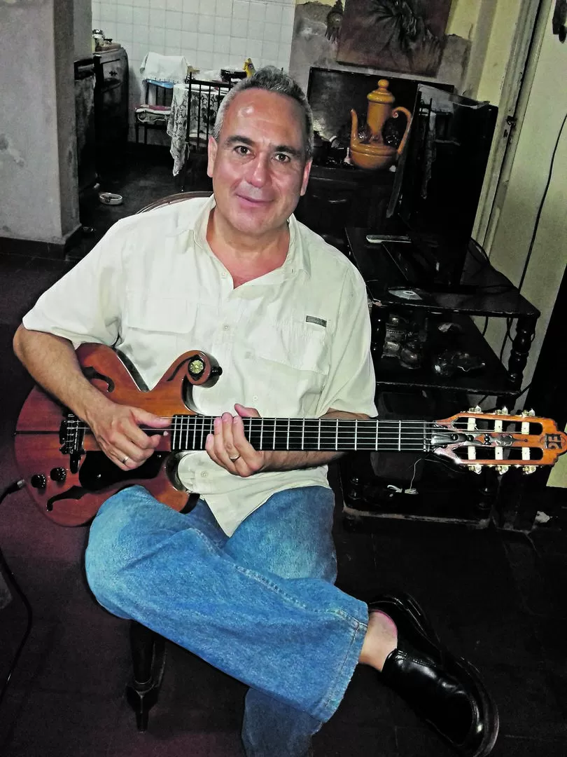 INTÉRPRETE Y CONSTRUCTOR. Enrique Grimberg empuña su guitarra eléctrica con cuerdas de nylon. 