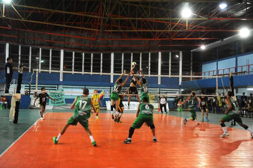 NO PUDO SER. Los Tehuelches, en su debut de local, cayó ante Rivadavia. la gaceta / foto de Adrián Lugones