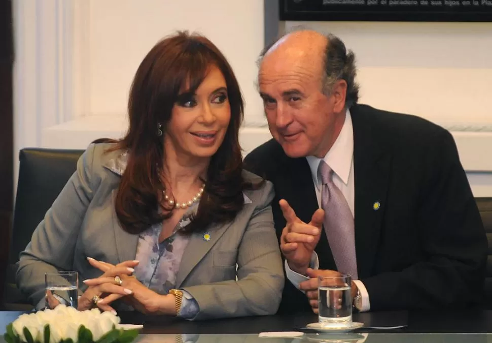 CERCANÍA. Cristina y Parrilli en 2015, cuando compartían el Gobierno. dyn 