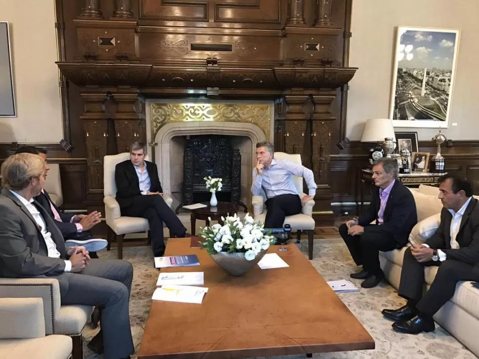 COORDINACIÓN. El presidente Macri reunió ayer a parte de su gabinete para una mesa de análisis sobre la marcha de la gestión de Gobierno.  twitter @mauriciomacri