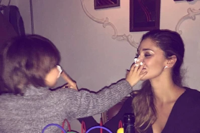 Polémica por el video de una ex conejita Playboy con su hijo