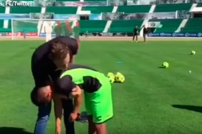 Fue hipnotizado en la práctica y al despertar marcó un golazo de tiro libre