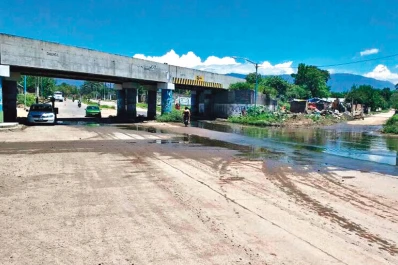Reclaman por efluentes cloacales en una plazoleta recién construida, en México y San Miguel