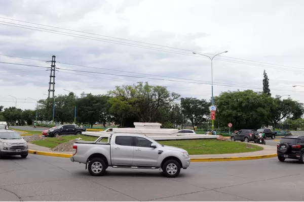 Mañana comenzarán a funcionar los semáforos en la rotonda de Camino del Perú y Belgrano