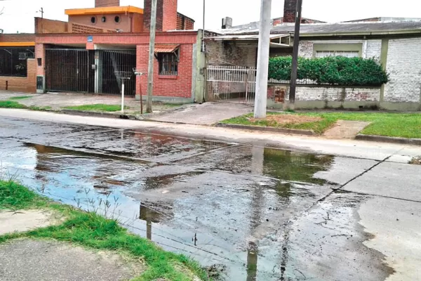 Denuncian pérdidas de agua potable en la calle por una cañería rota