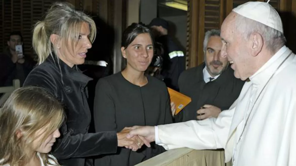 El Papa saludó a Arroyo Salgado y a las hijas de Nisman: dijo que siempre reza por su memoria