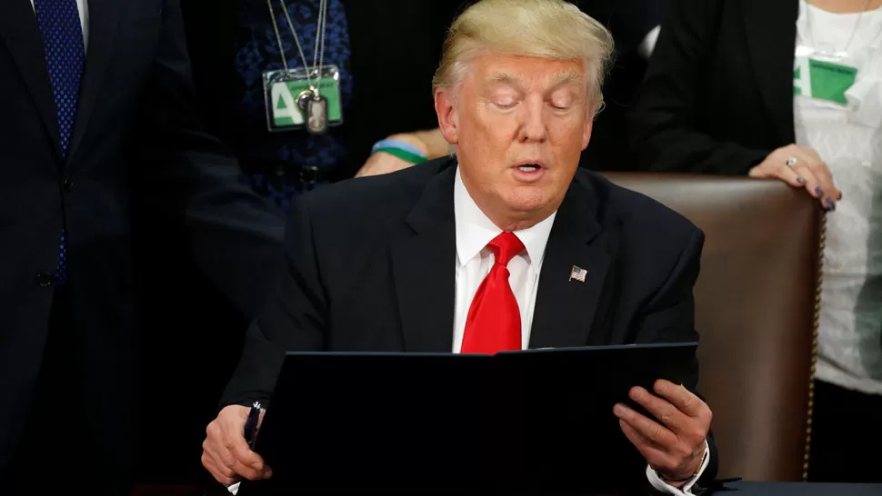 DONALD TRUMP. El presidente de EEUU firmó el decreto para la construcción del muro en la frontera de México. REUTERS