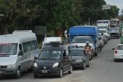 Video: con los nuevos semáforos de Camino del Perú y Belgrano también llegaron las demoras y las quejas