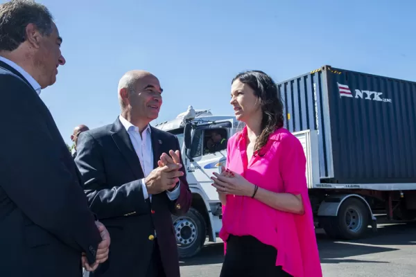 Comienzan a repartir mercadería incautada