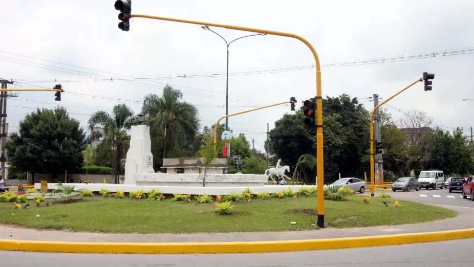 Ya es realidad: comenzaron a funcionar los semáforos de Camino del Perú y Belgrano