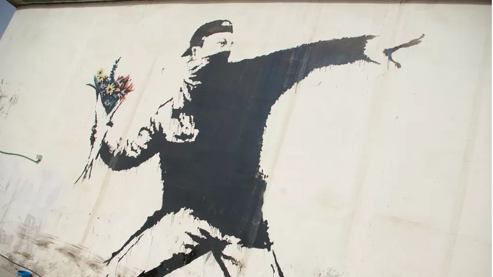 ARTE EN MEDIO DE LA GUERRA. El muro de Gaza ha servido como paleta para que artistas como Banksy expresen sus opiniones sobre la separación de Cisjordania. FOTO ARCHIVO