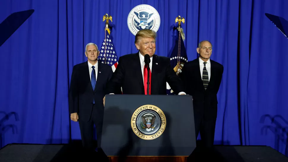 DONALD TRUMP. El presidente de Estados Unidos, durante una conferencia de prensa junto a su vicepresidente, Mark Pence (a la izquierda de la imagen) REUTERS