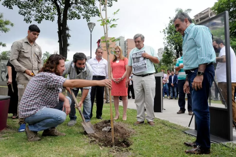 EN TUCUMÁN. Reporteros gráficos y el municipio homenajearon a Cabezas. la gaceta / foto de analia jaramillo 