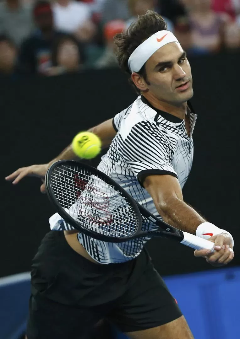 CON ATENCIÓN. Federer le clava la mirada a la pelota cada vez que la impacta. Reuters
