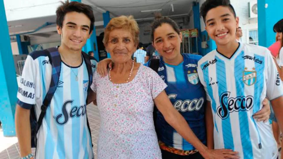 EN FAMILIA. Plácida Salazar, rodeada por dos de sus cuatro nietos.  LA GACETA/FOTO DE ANALÍA JARAMILLO