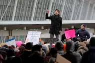 Protestan en el aeropuerto de Nueva York por las medidas de Trump