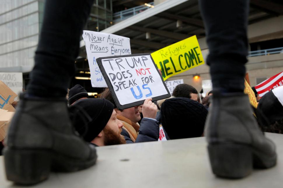 INDIGNACIÓN. Ciudadanos se manifestaron en el aeropuerto de Nueva York en contra de la nueva medida Reuters
