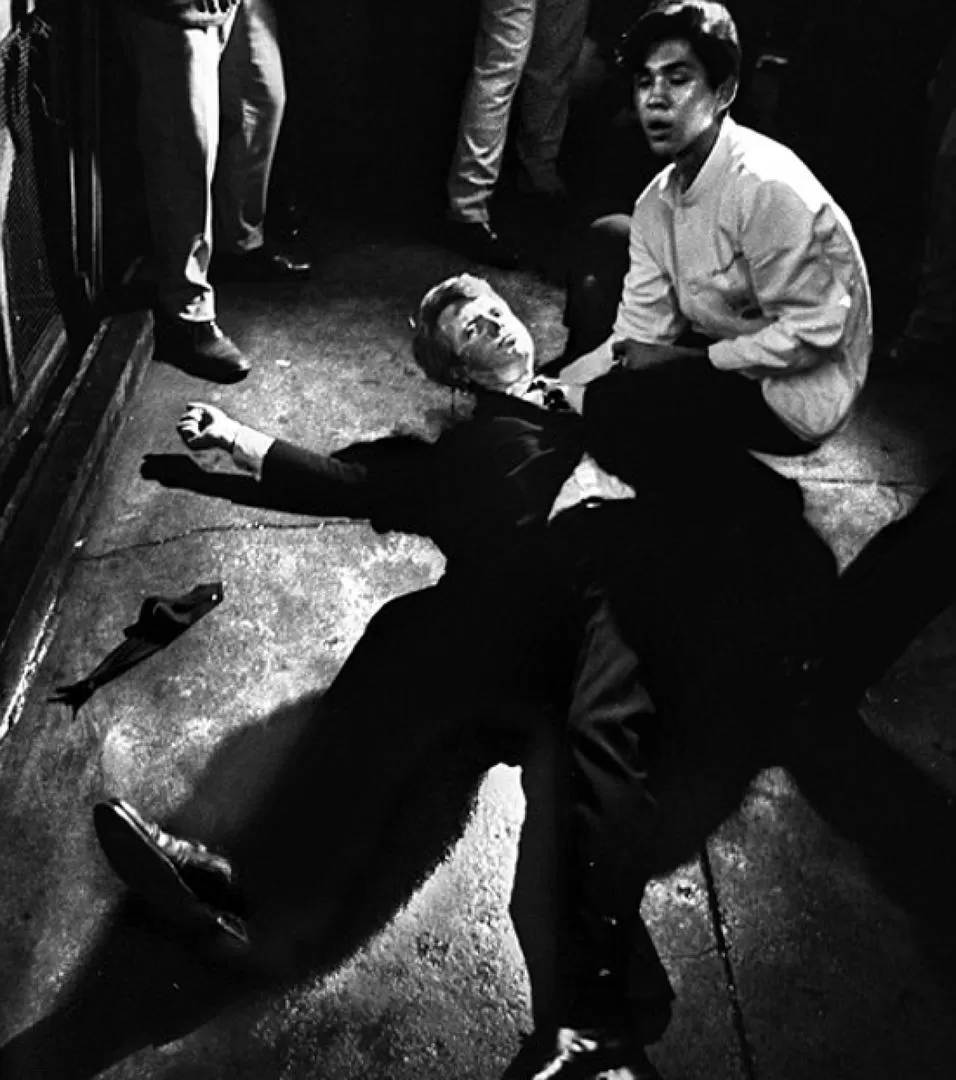 DOCUMENTO FOTOGRÁFICO. Robert Kennedy yace en el piso, luego de recibir un disparo en los primeros minutos del 5 de junio de 1968. Morirá a primera hora del día siguiente. 