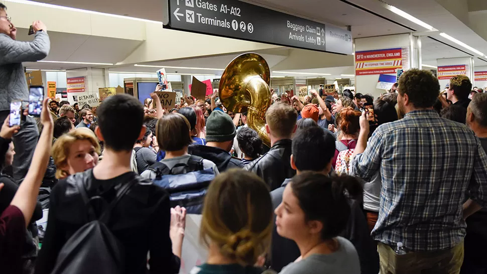 Protesta contra las medidas de Trump en el aeropuerto de San Francisco. FOTO DE REUTERS. 