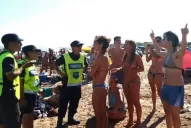 Veinte policías y seis patrulleros para echar de la playa a tres mujeres que hacían topless